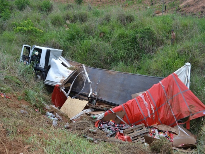BR 116: caminhão capota em ribanceira próximo ao Distrito Industrial em Muriaé