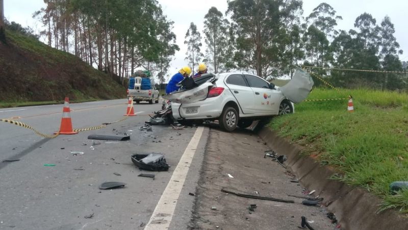 Motorista de carro morre em acidente após batida com caminhão na BR-040 em Santos Dumont