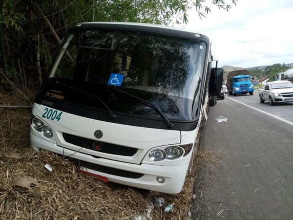 Miradouro: carreta atinge microônibus parado na BR-116 e motorista morre no local