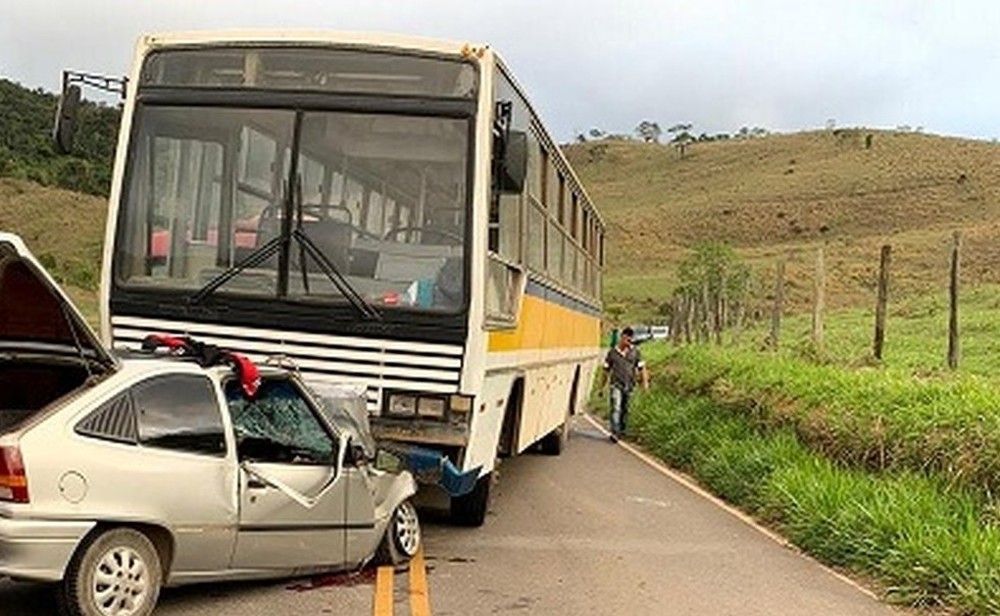 Jovem morre em acidente entre ônibus e carro na AMG-3055 em Belmiro Braga