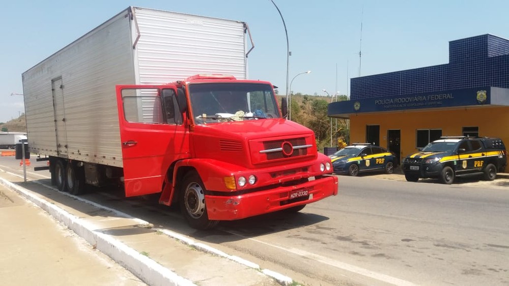 Caminhão com sinais de adulteração é apreendido pela PRF na BR-116 em Leopoldina