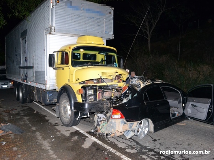 Motorista perde o controle do carro e bate em caminhão próximo ao trevo de Eugenópolis.