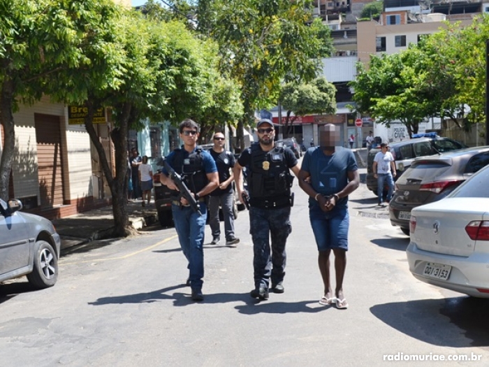 Suspeito de chefiar tráfico de drogas no bairro Aeroporto chega à Muriaé após ser preso pela Polícia Civil em Niterói