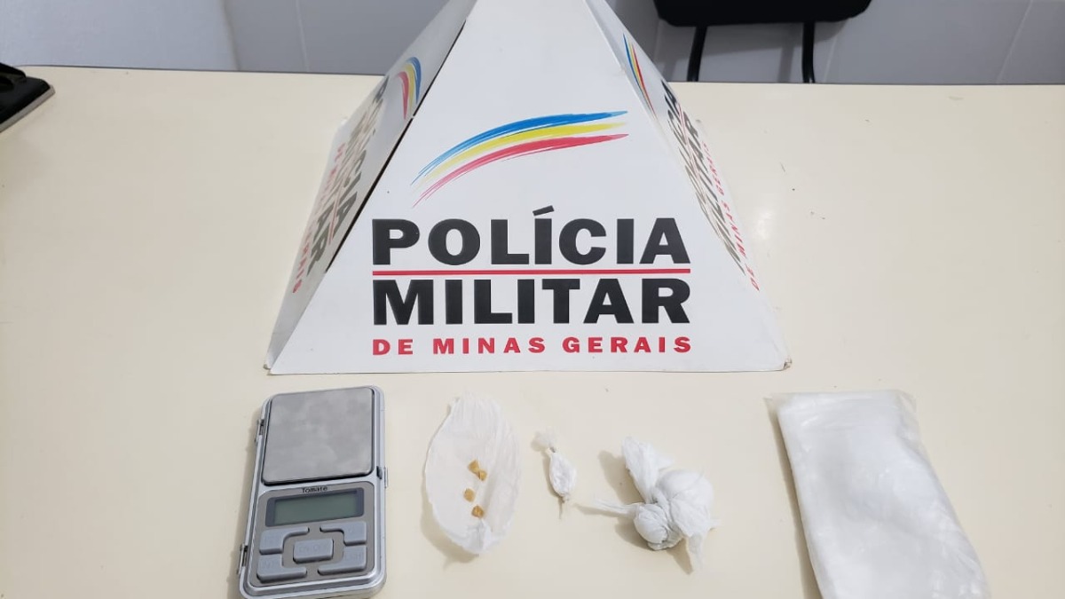 Arma, celular e drogas apreendidos em Reduto