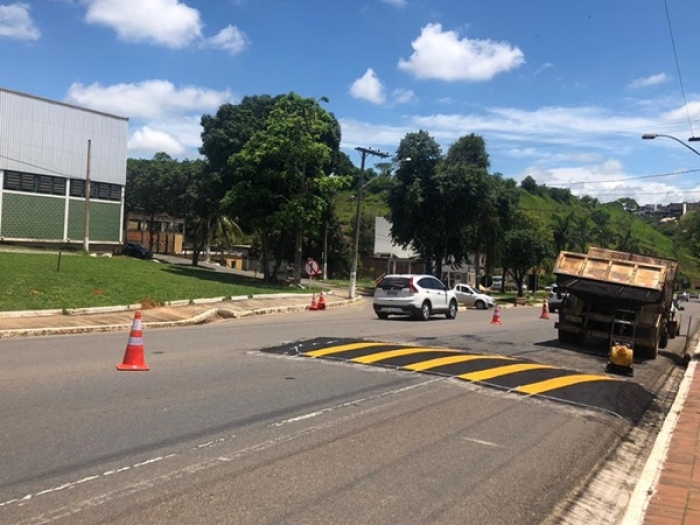 Com a autorização do DNIT, Prefeitura instala quebra-molas no trevo do bairro São Pedro em Muriaé