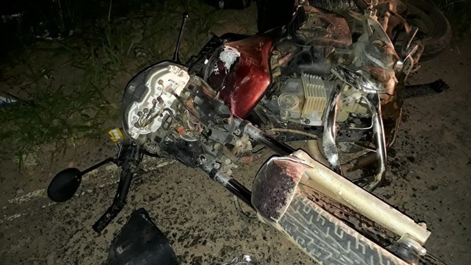 Colisão Hilux e moto deixa dois feridos na MG-111 em Manhuaçu