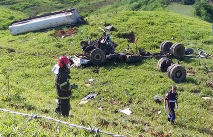 Motorista morre após caminhão de combustível capotar entre Miraí e Guiricema.
