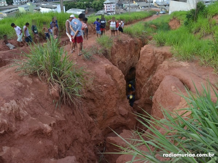 Mulher cai em cratera de seis metros de profundidade no bairro Dornelas II
