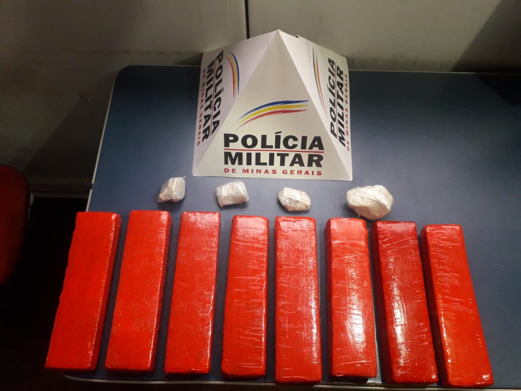 Mulher é presa com mochila com grande quantidade de maconha, crack e cocaína em Manhuaçu
