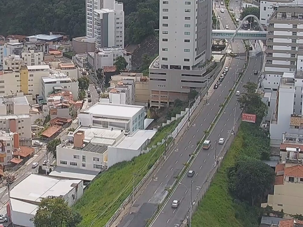 Trânsito é liberado na Avenida Itamar Franco após asfalto ceder em Juiz de Fora