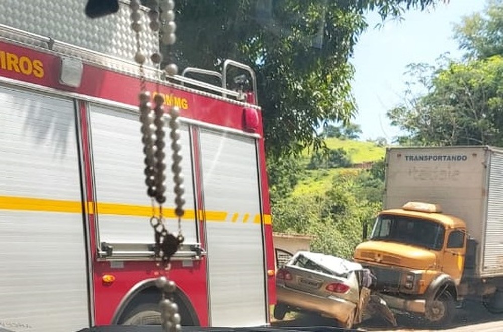 Motorista fica ferido ao bater carro em caminhão estacionado na MGC-120, entre Guidoval e Ubá