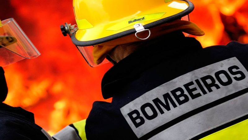 Bombeiros combatem incêndio em residência no Bairro Ipiranga em JF