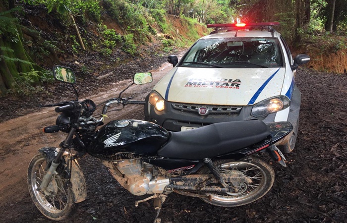 Motocicleta roubada é recuperada em zona rural entre Astolfo Dutra e Ubá.