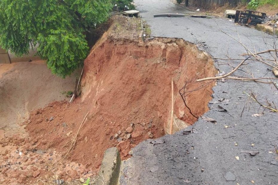 Quedas de cabeceira de ponte e de rua são registradas após chuvas em Visconde do Rio Branco