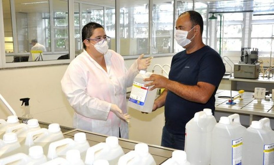 UFJF entrega 250 quilos de álcool em gel para Prefeitura de Juiz de Fora