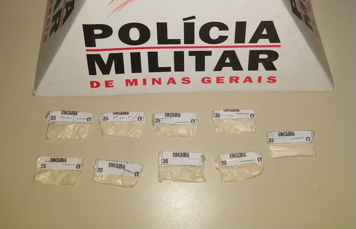 SJN: PM apreende cocaína com inscrição do CV no bairro Três Marias.