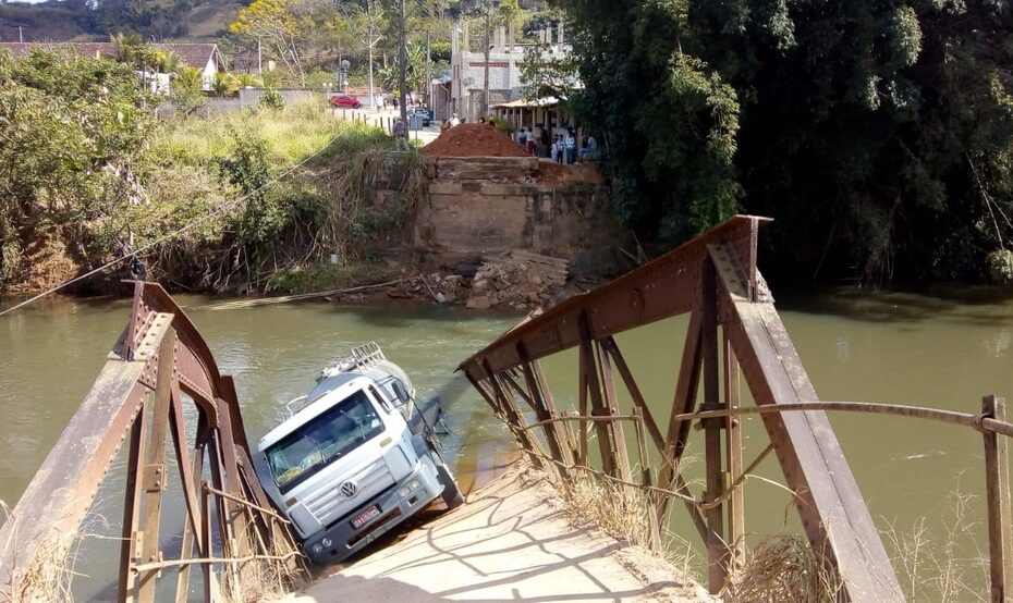 Ponte cai em trecho que faz divisa entre cidades de Belmiro Braga e Simão Pereira