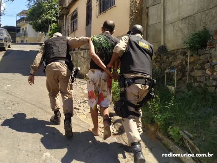 Dupla é presa pela no bairro Santa Terezinha após roubarem residência no Porto em Muriaé