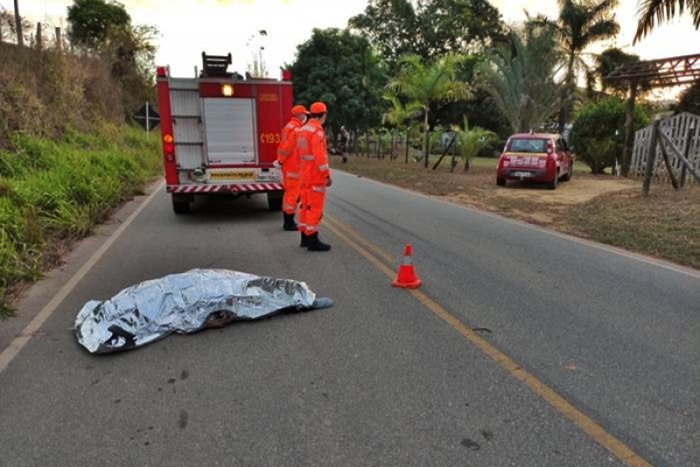 Piloto morre após motocicleta se chocar contra árvore entre Muriaé e Miraí.