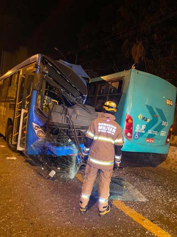 Colisão frontal entre ônibus deixa sete feridos no Mergulhão em Juiz de Fora