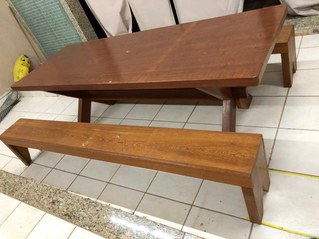 Mesa em madeira maciça