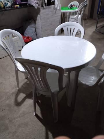 Mesa redonda com cadeias