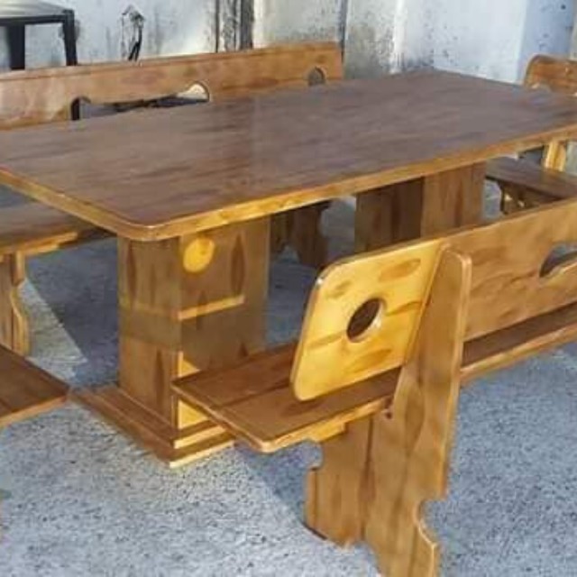 Mesas e bancos em pedra ardósia