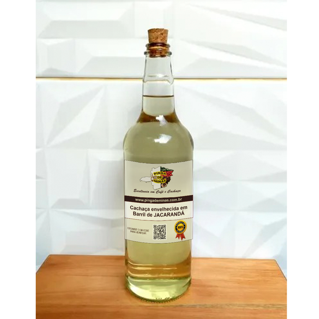 Cachaça envelhecida em Barril de JACARANDÁ